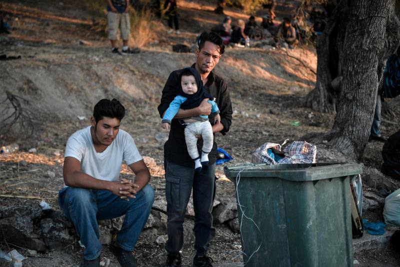 Miles de personas pasan la noche a la intemperie en los alrededores del devastado campo de refugiados de Moria (Lesbos), el más grande de Grecia, a la espera de ser trasladados. Las carreteras que rodean el campo, en el que malvivían 13.000 personas, están repletas de familias que con lo poco que les ha quedado se han instalado en la calzada o en alguna cercana al campo que no ha sido destruida por el incendio del martes por la noche; un incendio que comenzó simultáneamente en varios puntos del campo, poco después de que las autoridades comunicaran a 35 personas que habían dado positivo de covid-19 y que debían ser aisladas. 