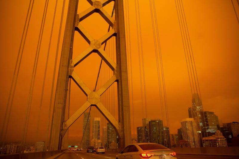 El intenso humo de estos días a causa de los incendios declarados en California se unió a la niebla y cubrió San Francisco con un cielo inédito de un intenso color naranja que recordaba al imaginario del Apocalipsis.