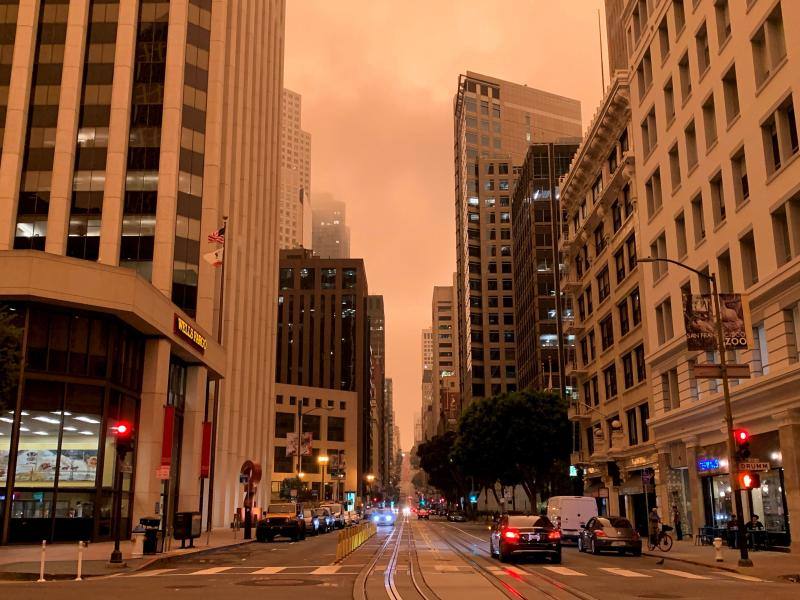 El intenso humo de estos días a causa de los incendios declarados en California se unió a la niebla y cubrió San Francisco con un cielo inédito de un intenso color naranja que recordaba al imaginario del Apocalipsis.