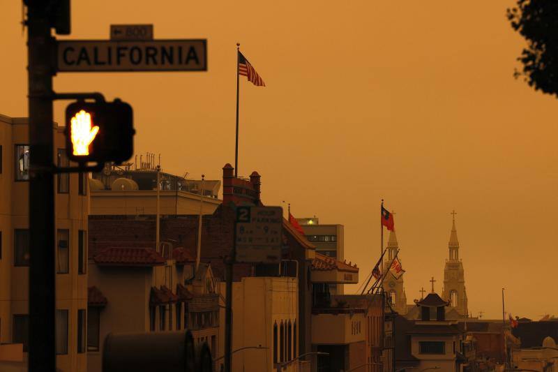 El intenso humo de estos días a causa de los incendios declarados en California se unió a la niebla y cubrió San Francisco con un cielo inédito de un intenso color naranja que recordaba al imaginario del Apocalipsis.