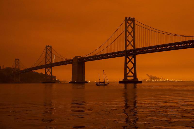 El intenso humo de estos días a causa de los incendios declarados en California se unió a la niebla y cubrió San Francisco con un cielo inédito de un intenso color naranja que recordaba al imaginario del Apocalipsis.