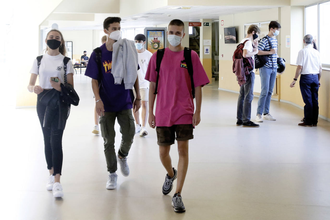 Con mascarilla, distancia de seguridad y medidas de prevención, pero sobre todo con tranquilidad y muchas ganas de volver. Así ha sido el regreso de los estudiantes a la Universidad de Oviedo. Facultades como la de Química o Filosofía y Letras y centros como la Escuela Politécnica de Ingeniería de Gijón o la Politécnica de Mieres han vuelto a recuperar la vida universitaria en la 'nueva normalidad'.