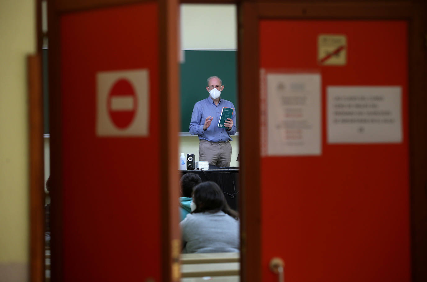 Con mascarilla, distancia de seguridad y medidas de prevención, pero sobre todo con tranquilidad y muchas ganas de volver. Así ha sido el regreso de los estudiantes a la Universidad de Oviedo. Facultades como la de Química o Filosofía y Letras y centros como la Escuela Politécnica de Ingeniería de Gijón o la Politécnica de Mieres han vuelto a recuperar la vida universitaria e nla 'nueva normalidad'.