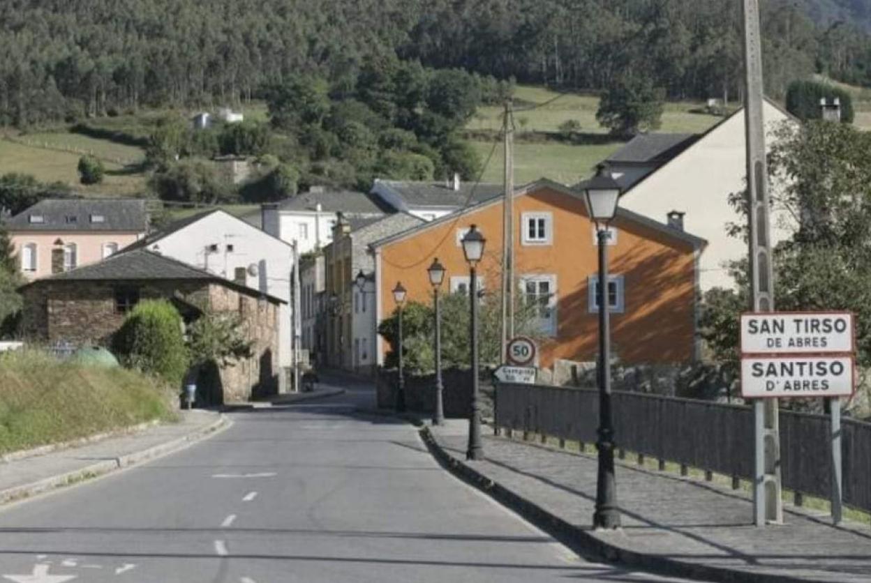 Un tramo de la travesía El Llano, en San Tirso de Abres. 