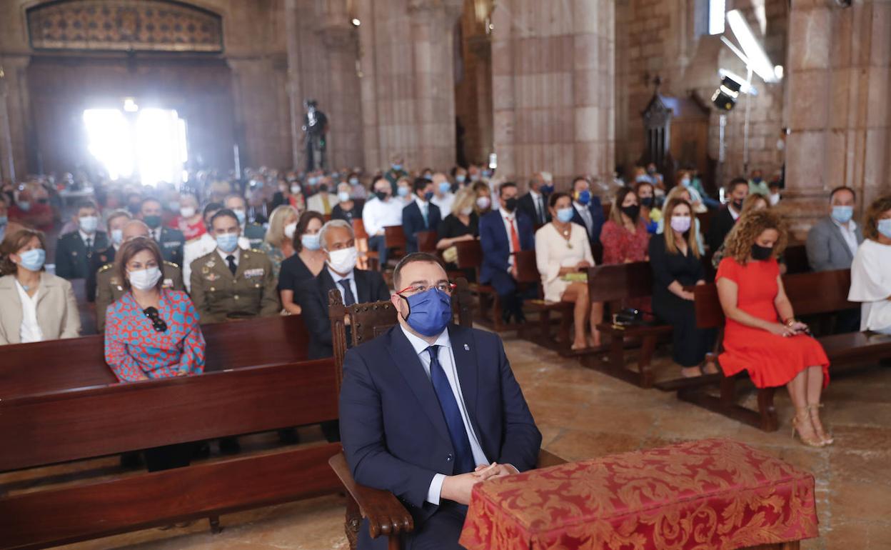 Adrián Barbón y Teresa Mallada, a la derecha, el martes en la basílica de Covadonga. 