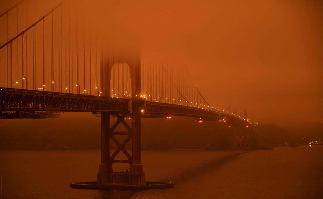 El humo de los incendios forestales envuelve el puente del Golden Gate, en San Francisco (EE UU)