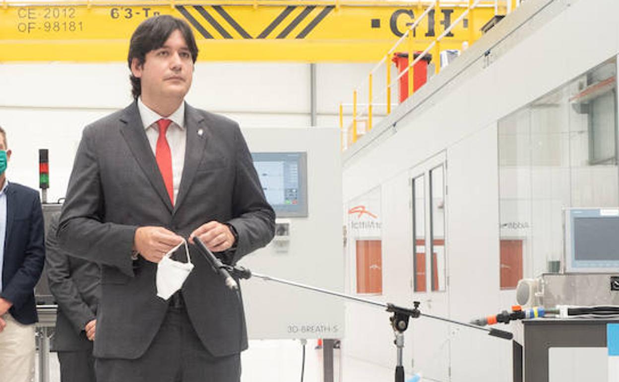 El consejero de Ciencia, Innovación y Universidad, Borja Sánchez, en una visita institucional. 