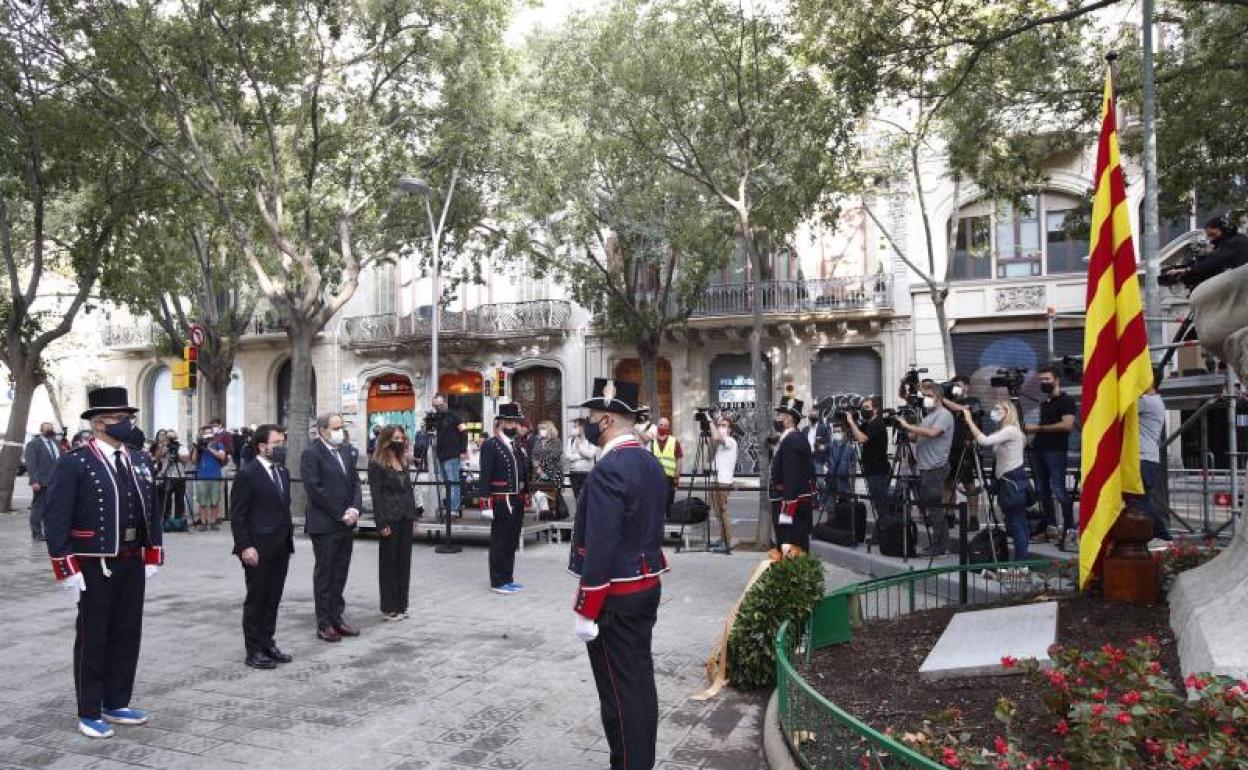 Ofrenda floral en el monumento de a Rafael Casanovas en el inicio de la Diada de Cataluña 