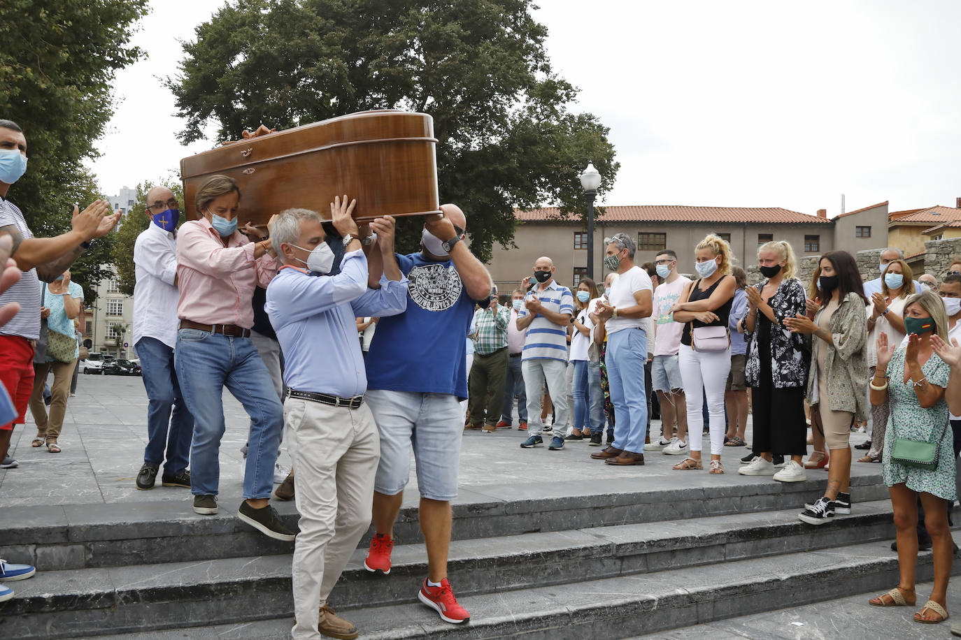 Su funeral se celebró en la iglesia de San Pedro. Sus restos fueron trasladados al cementerio de Ceares