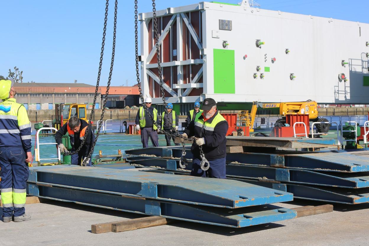 Trabajos de estiba en el puerto de Avilés. 