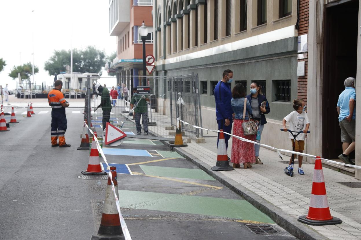 Trabajos de pintura en la calle Caridad, que abrirá en los próximos días como vía semipeatonal. 