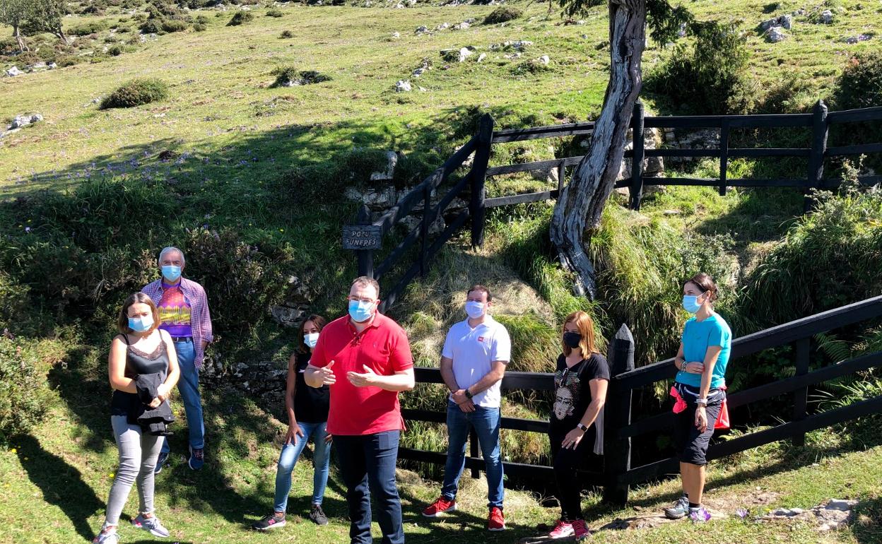 Adrián Barbón durante el acto de homenaje a los 22 asesinados por el franquismo en Funeres.