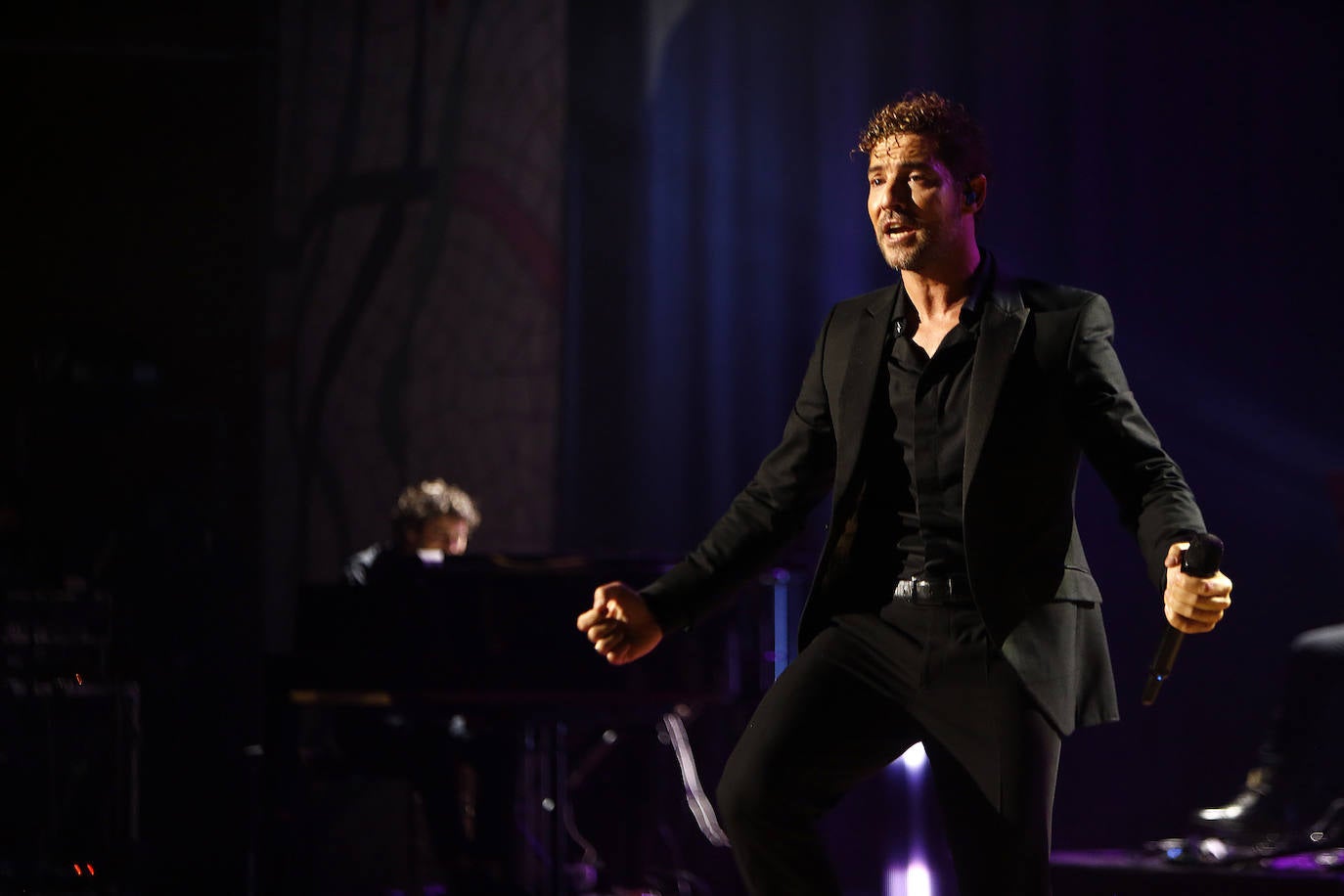 David Bisbal ofreció este domingo su concierto más 'íntimo' en Oviedo ante 700 espectadores, en el que era la última actuación de su gira.