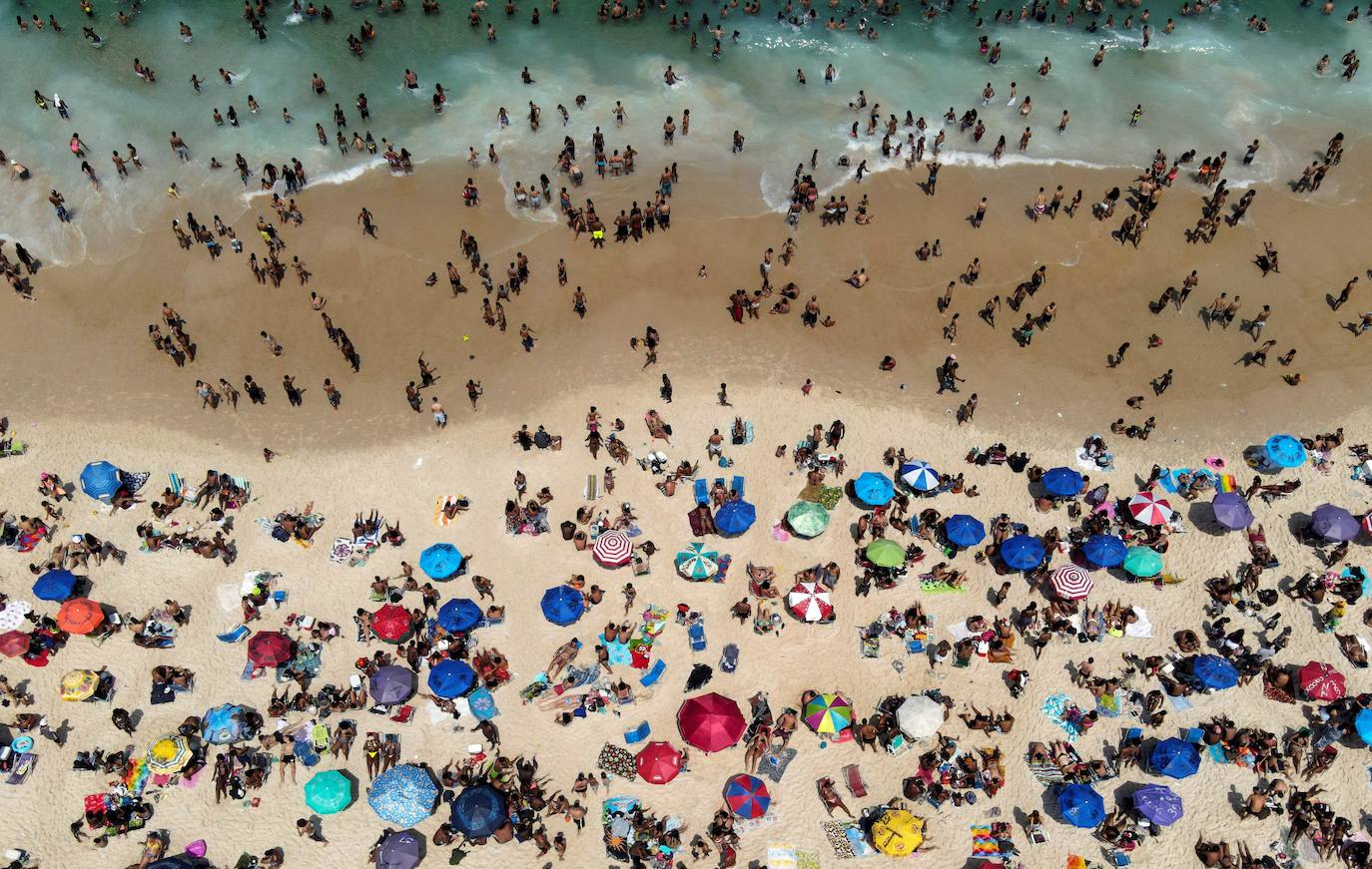 Las imágenes de Río de Janeiro durante el fin de semana muestran una multitud de personas en la arena y en el mar