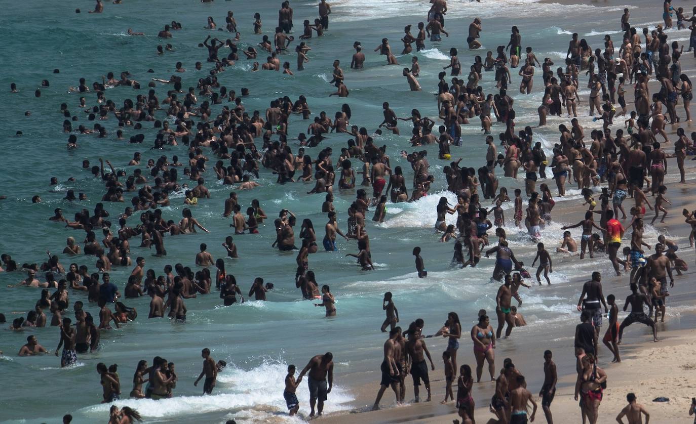 Las imágenes de Río de Janeiro durante el fin de semana muestran una multitud de personas en la arena y en el mar