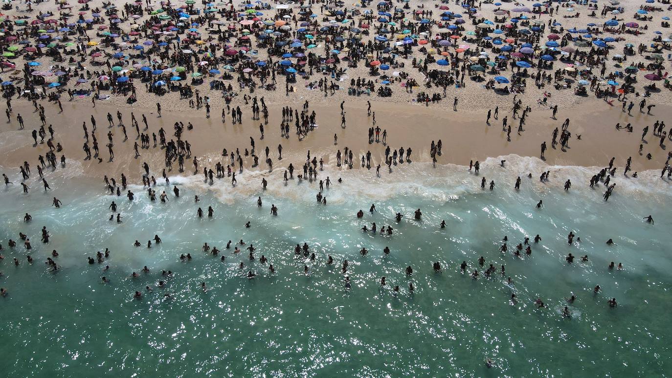 Las imágenes de Río de Janeiro durante el fin de semana muestran una multitud de personas en la arena y en el mar