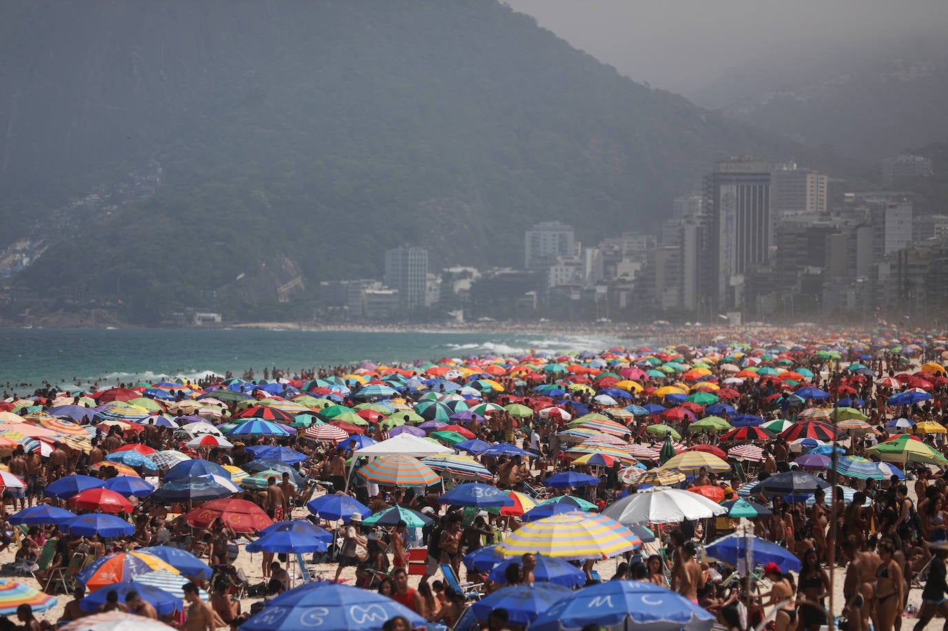 Las imágenes de Río de Janeiro durante el fin de semana muestran una multitud de personas en la arena y en el mar