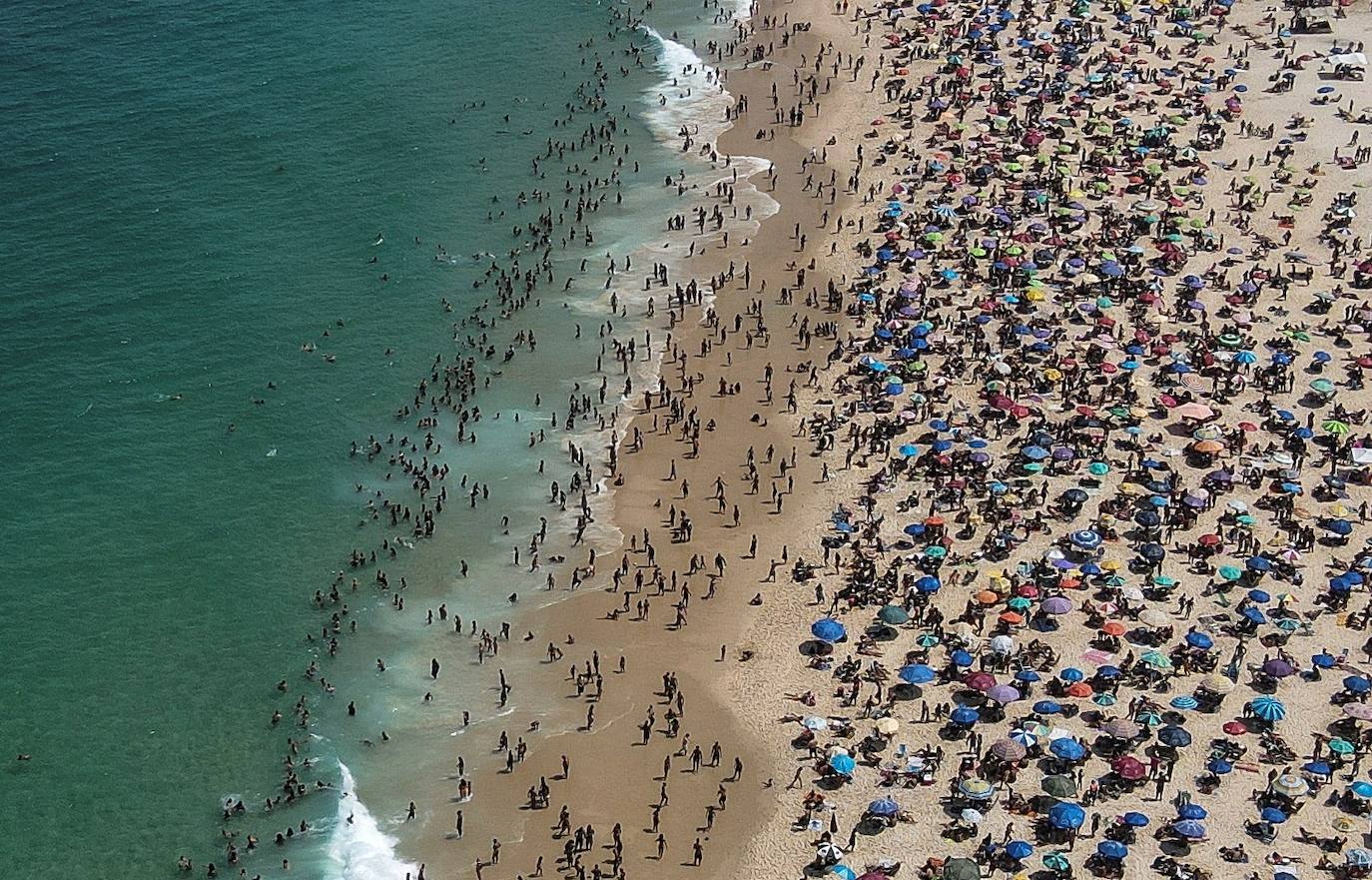 Las imágenes de Río de Janeiro durante el fin de semana muestran una multitud de personas en la arena y en el mar