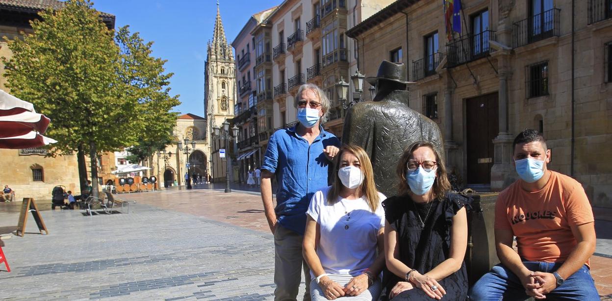 Chiringuitos. Javier Pérez, presidente de la Aparo y de naranja, Clara María Iglesias de la Sociedad de Festejos de La Corredoria y de blanco, y Sergio Pita junto a Susana Moral de El Rincón Cubano, de azul y negro respectivamente, ayer en la plaza de Porlier y donde deberían estar ya funcionando las casetas históricas, desde la noche del viernes. Dicen que un San Mateo sin chiringuitos «no es un San Mateo» porque desde hace 37 años están en las calles del Oviedo Antiguo y avanzan que volverán en 2021. Mientras, sienten «tristeza» por no estar estos días detrás de la barra atendiendo a los centenares de ovetenses y asturianos que cada año se acercan a verles. 