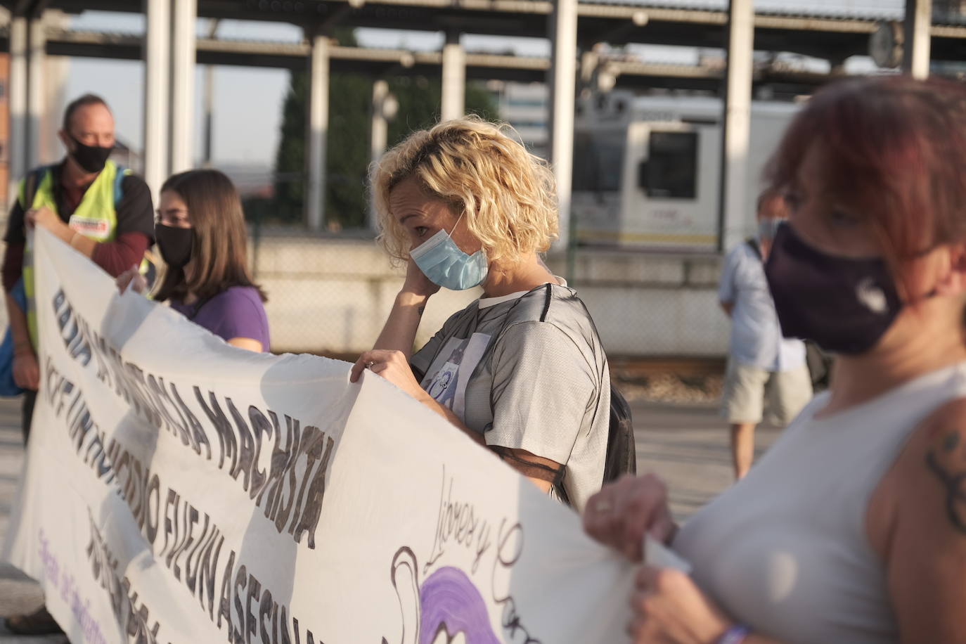 Colectivos feministas se han concentrado este lunes en Gijón ante la Audiencia Provincial para reclamar "justicia" por el "asesinato machista" de Paz Fernández Borrego, con motivo del inicio del juicio a Javier Ledo, acusado matarla en 2018 y arrojar su cadáver al arroyo de La Pontiga.