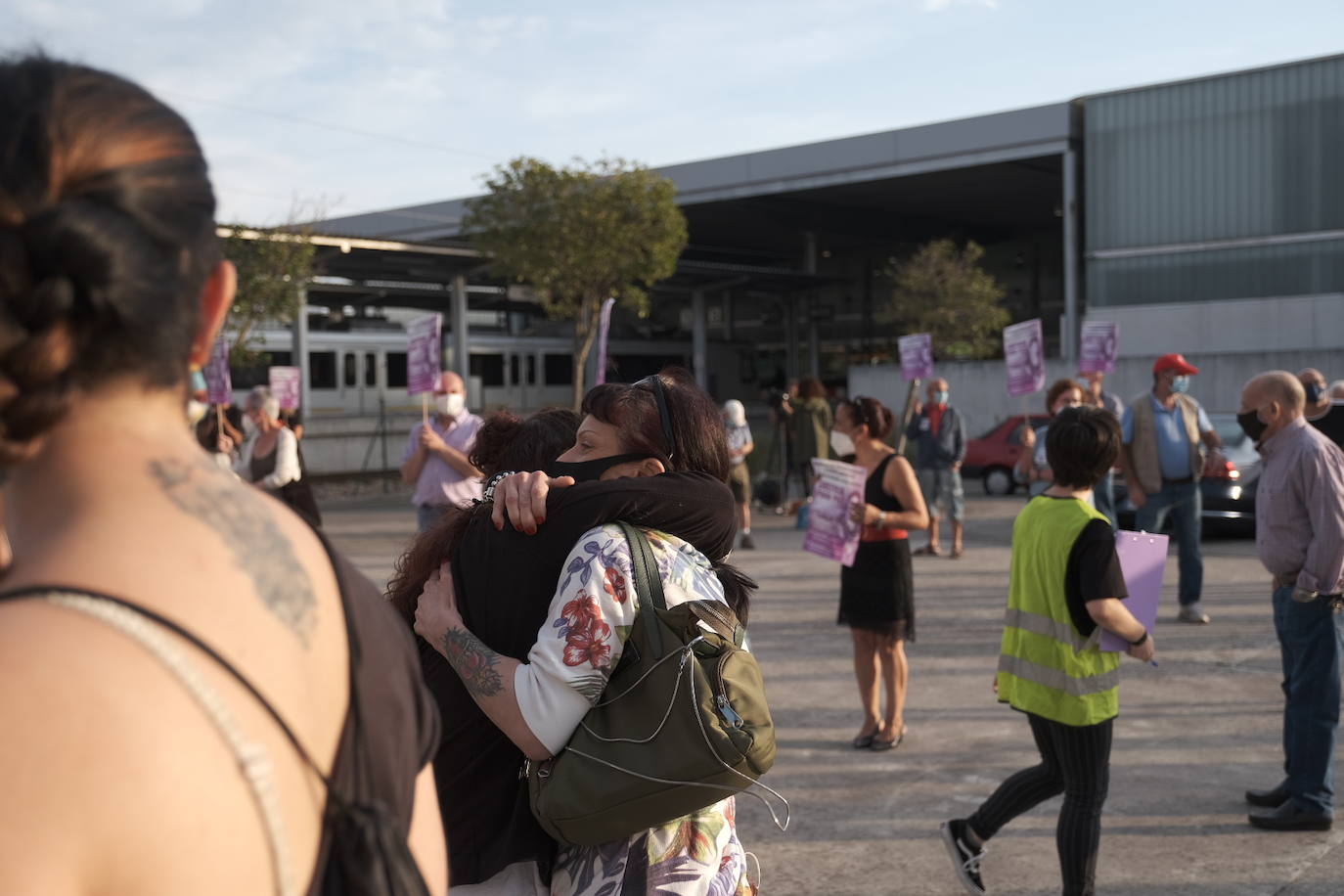 Colectivos feministas se han concentrado este lunes en Gijón ante la Audiencia Provincial para reclamar "justicia" por el "asesinato machista" de Paz Fernández Borrego, con motivo del inicio del juicio a Javier Ledo, acusado matarla en 2018 y arrojar su cadáver al arroyo de La Pontiga.