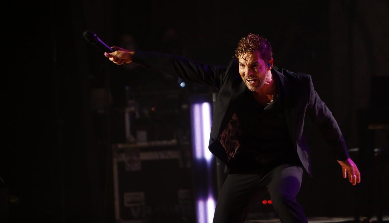 David Bisbal derrochó energía sobre el escenario del Auditorio en un concierto «íntimo», pero muy esperado. 