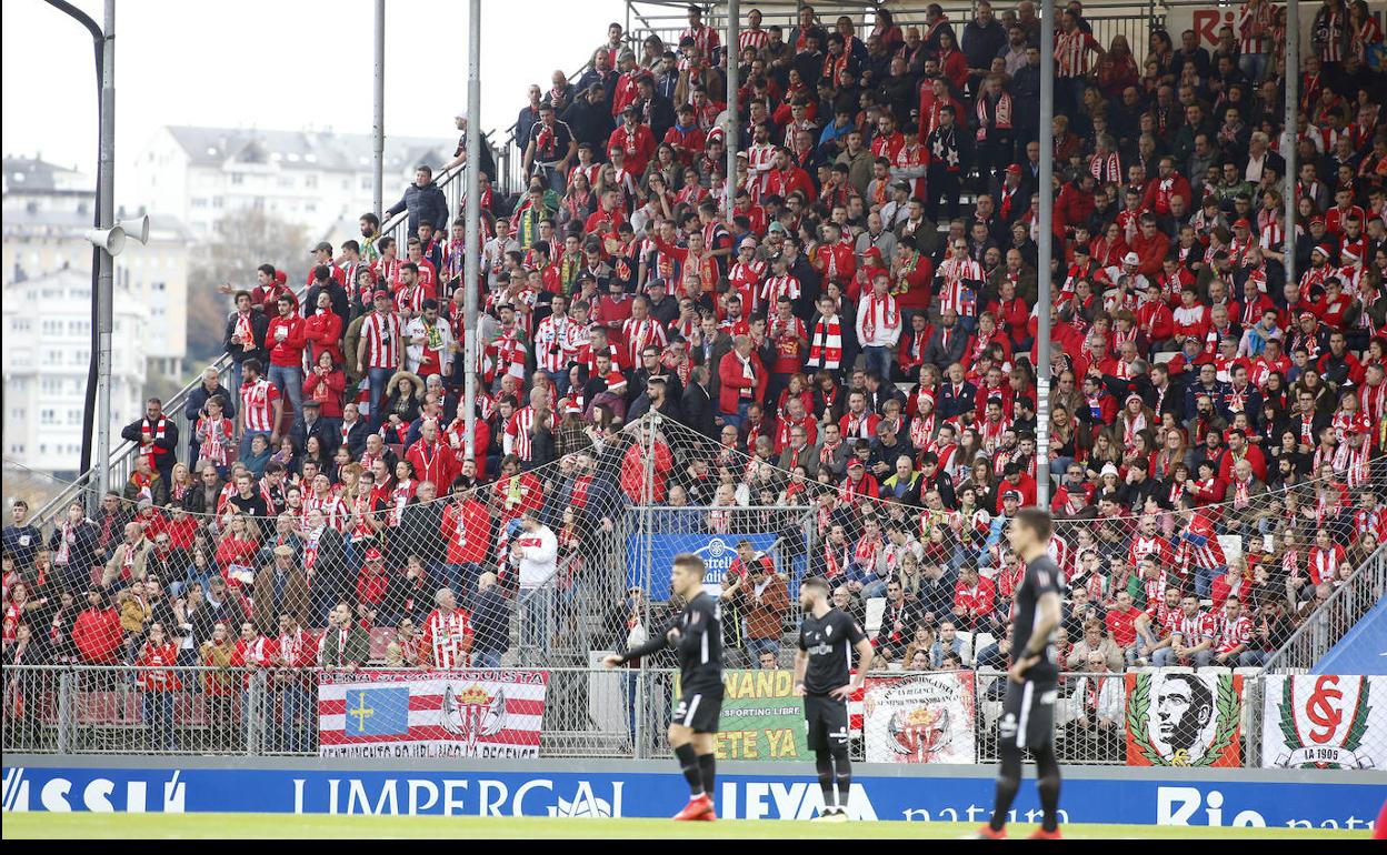 Aficionados del Sporting en las gradas del Anxo Carro en el partido de Liga de Segunda División contra el Lugo