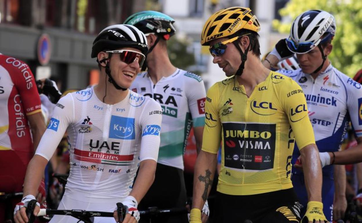 Pogacar y Roglic hablan antes de una etapa del Tour. 