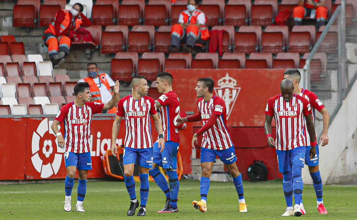 Los jugadores rojiblancos felicitan a Djurdjevic por su gol ante el Logroñés. 