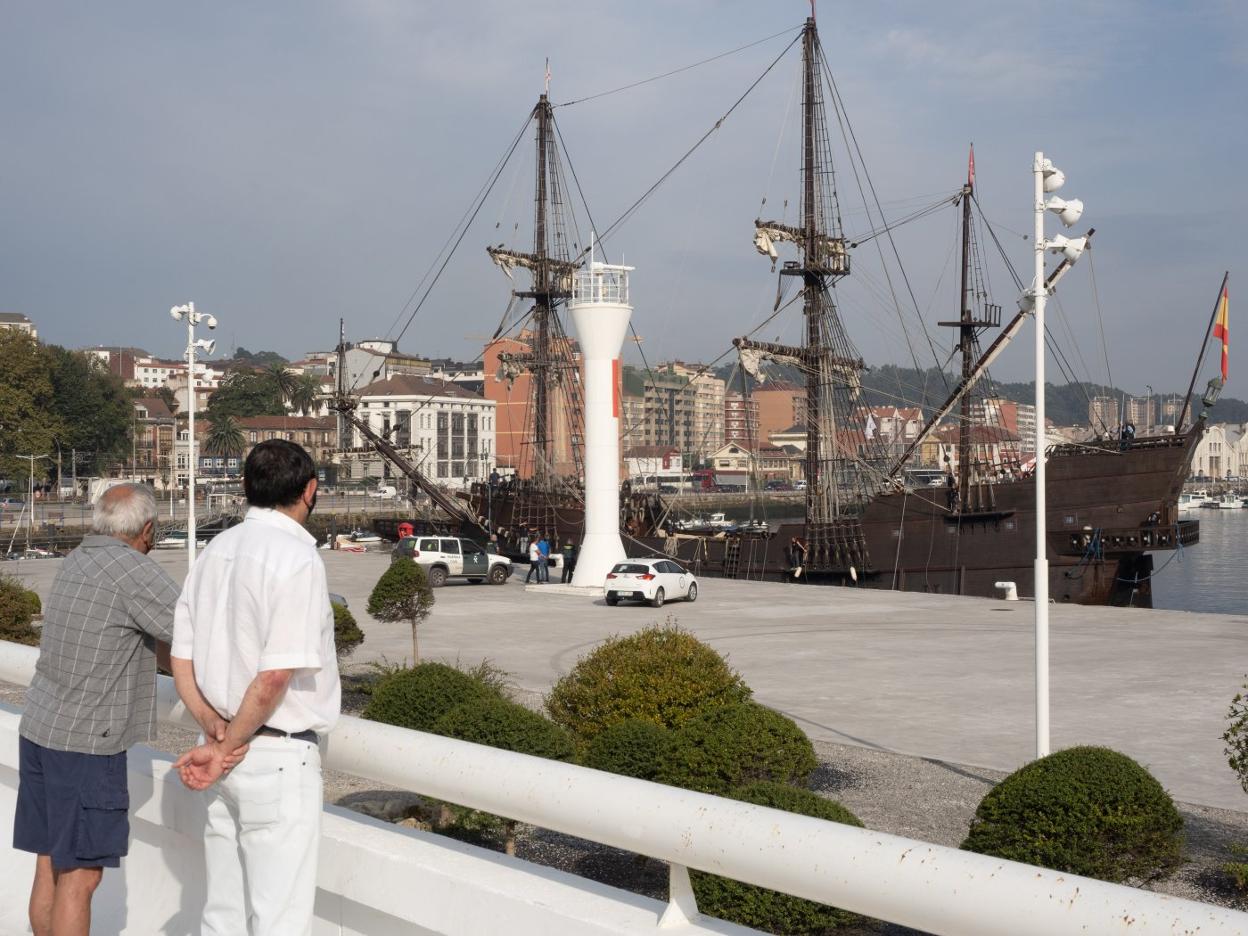 Los primeros espectadores observan desde el Niemeyer el recién llegado galeón 'Andalucía'. 