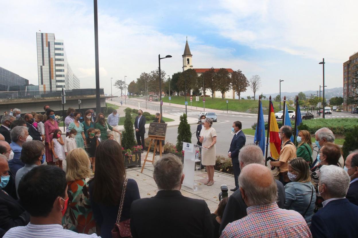 Susan Schmickrath y Alfredo Canteli, en el centro, durante la inauguración de la placa de la glorieta en honor a Jaime Martínez. 