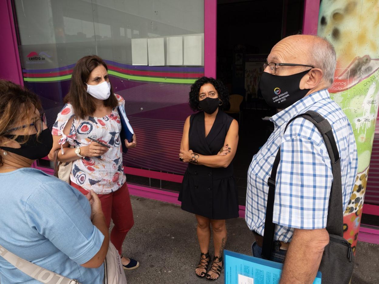 Nuria Delmiro charla con Luis Fernando Gijón, director del centro de FP Avilés, antes de la reunión. 
