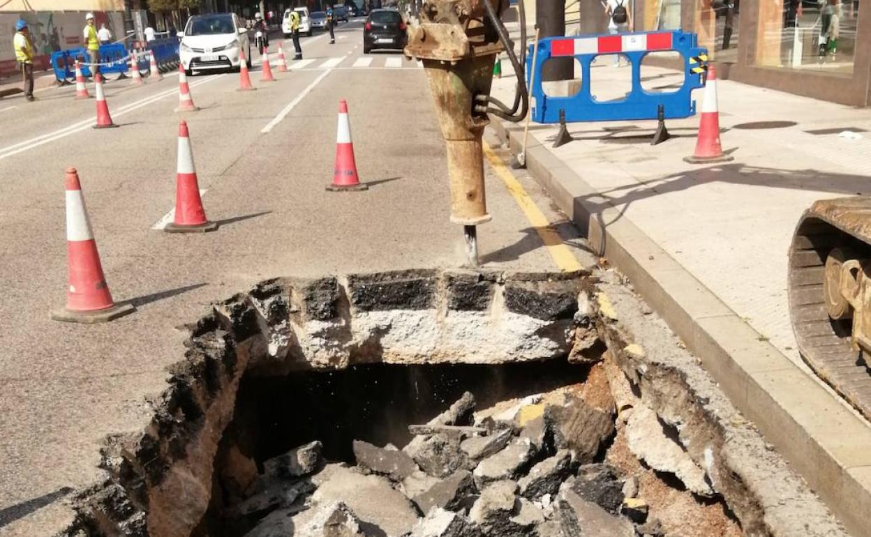 Punto en el que se está reparando la avería en la calle General Elorza de Oviedo. 
