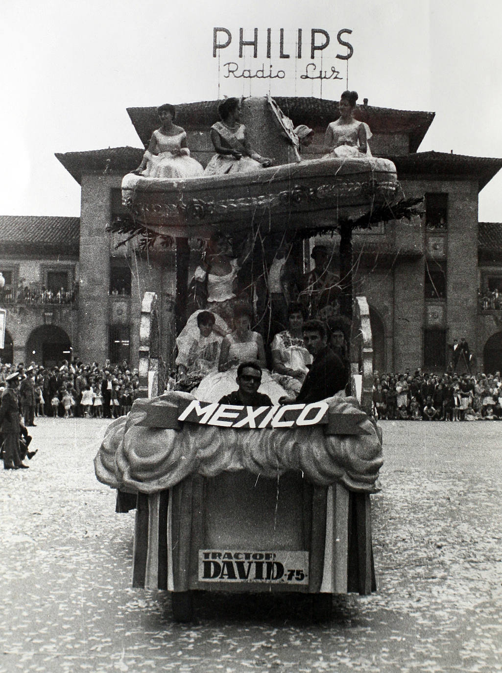 El 19 de septiembre en Oviedo es una fecha señalada en el alma de San Mateo. Este año, por la Covid, no se celebrará el Desfile del Día de América en Asturias, del que te presentamos un recorrido visual a lo largo de sus setenta años de historia, que precisamente celebraría en esta edición