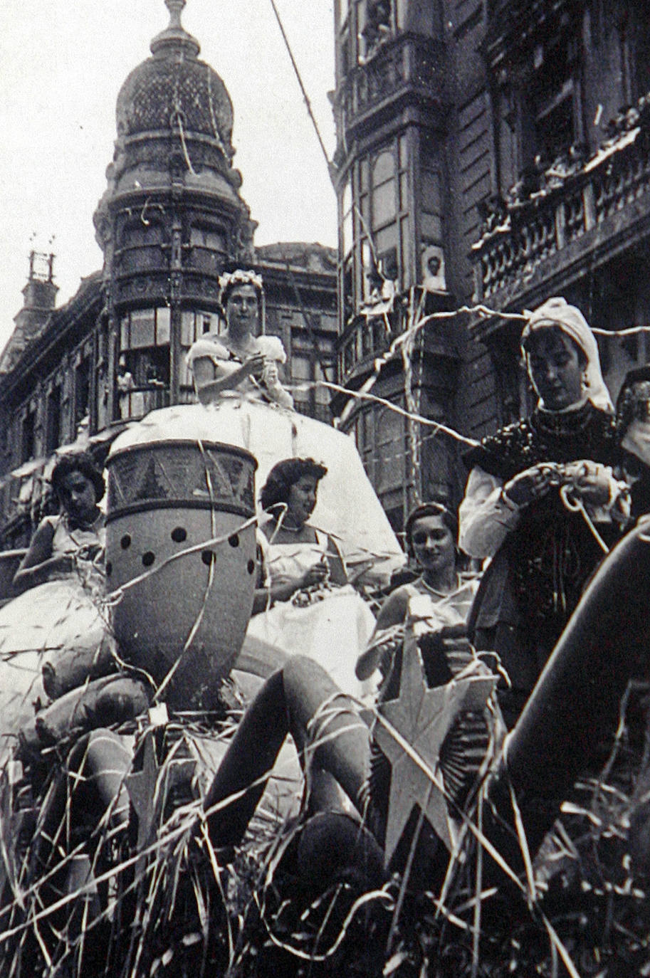 El 19 de septiembre en Oviedo es una fecha señalada en el alma de San Mateo. Este año, por la Covid, no se celebrará el Desfile del Día de América en Asturias, del que te presentamos un recorrido visual a lo largo de sus setenta años de historia, que precisamente celebraría en esta edición