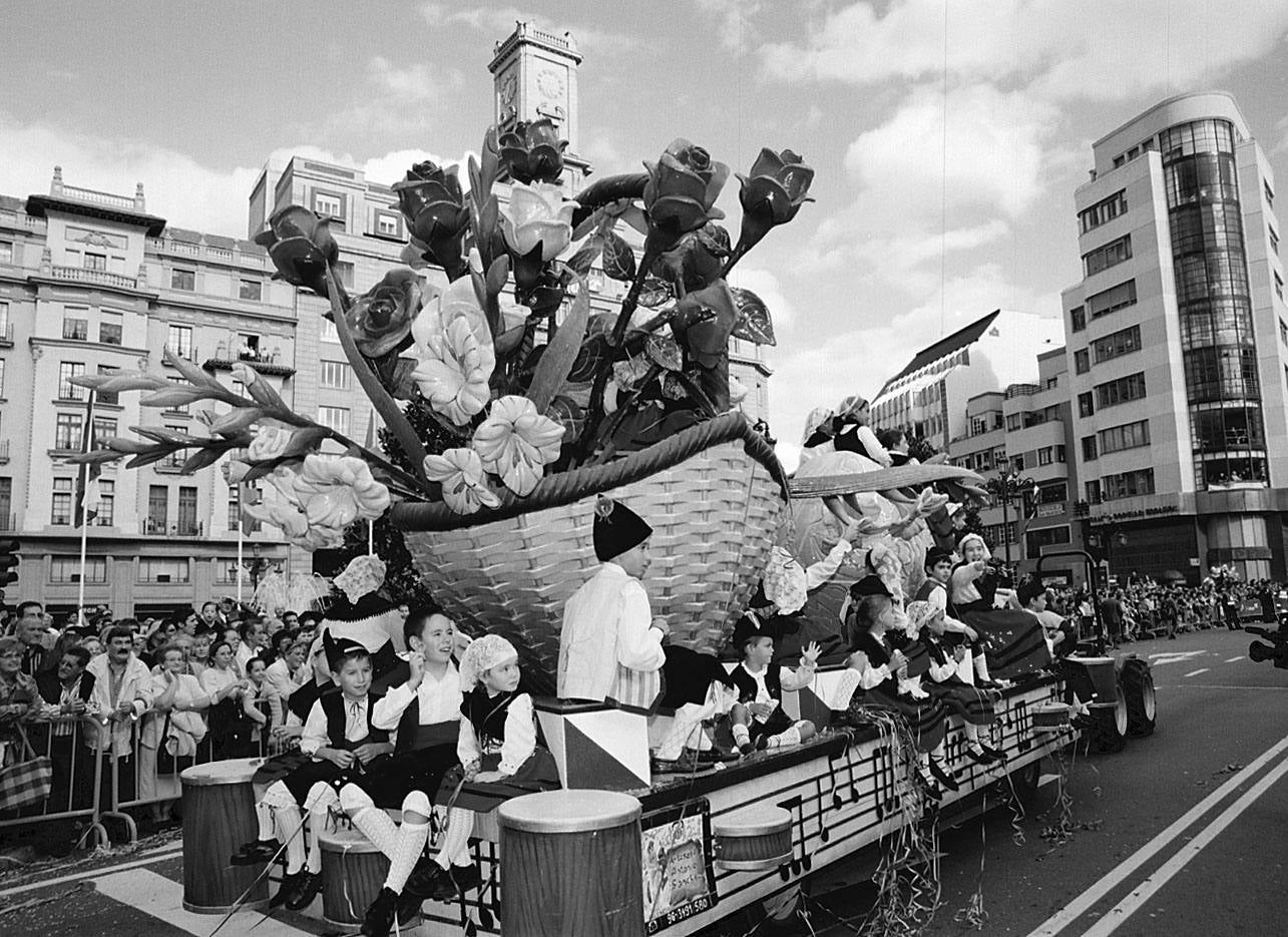 El 19 de septiembre en Oviedo es una fecha señalada en el alma de San Mateo. Este año, por la Covid, no se celebrará el Desfile del Día de América en Asturias, del que te presentamos un recorrido visual a lo largo de sus setenta años de historia, que precisamente celebraría en esta edición