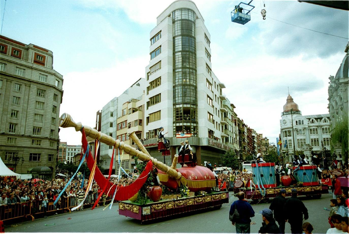 El 19 de septiembre en Oviedo es una fecha señalada en el alma de San Mateo. Este año, por la Covid, no se celebrará el Desfile del Día de América en Asturias, del que te presentamos un recorrido visual a lo largo de sus setenta años de historia, que precisamente celebraría en esta edición