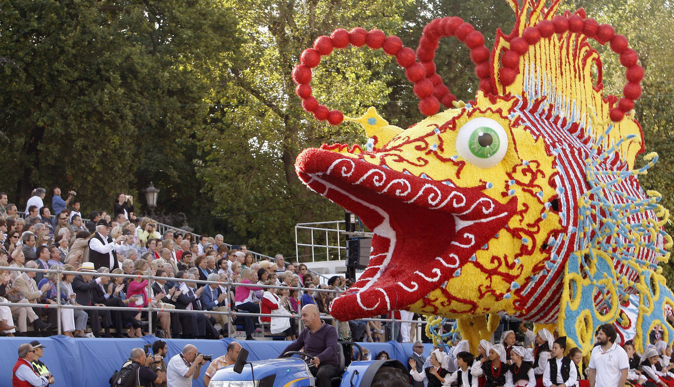 El 19 de septiembre en Oviedo es una fecha señalada en el alma de San Mateo. Este año, por la Covid, no se celebrará el Desfile del Día de América en Asturias, del que te presentamos un recorrido visual a lo largo de sus setenta años de historia, que precisamente celebraría en esta edición