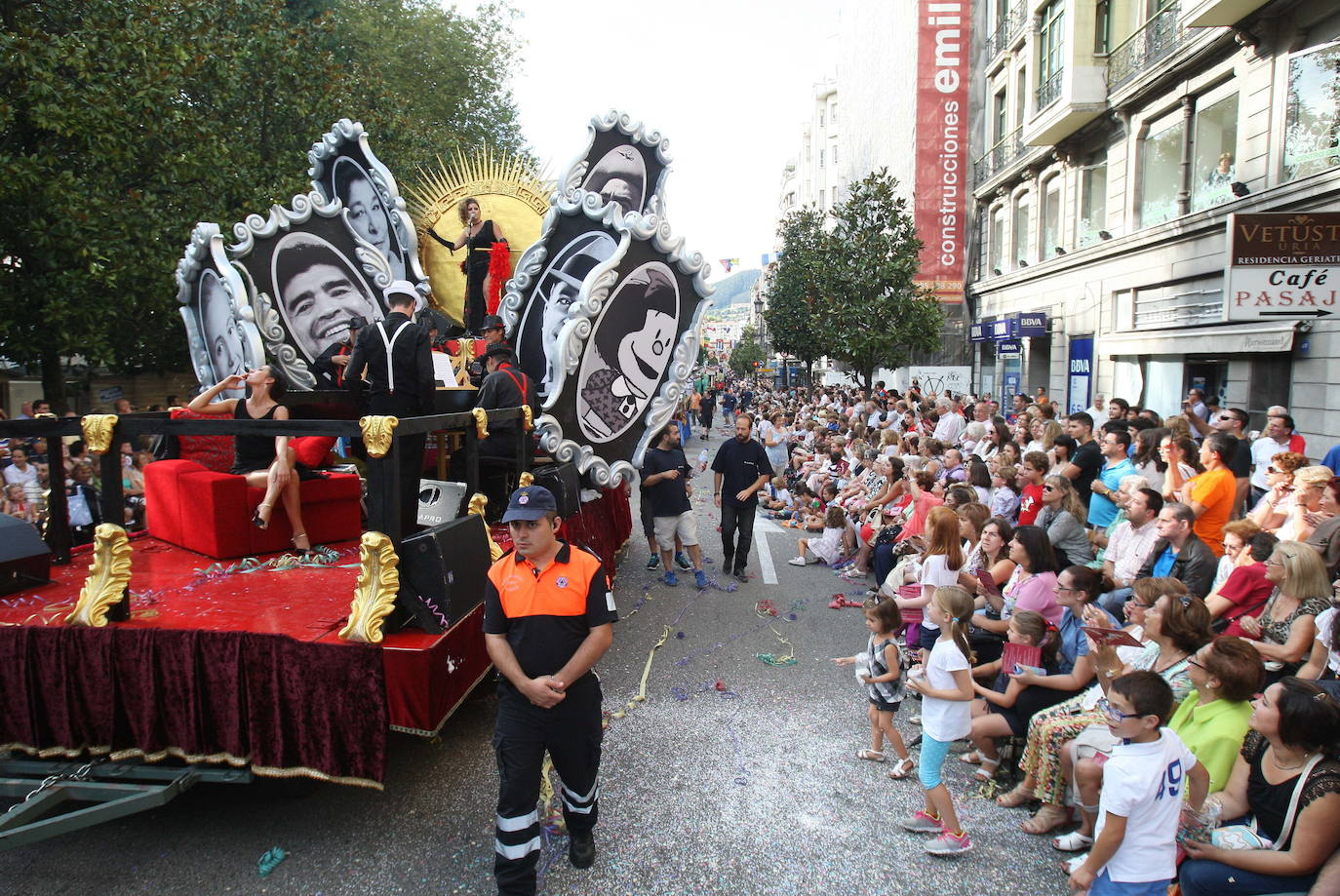 El 19 de septiembre en Oviedo es una fecha señalada en el alma de San Mateo. Este año, por la Covid, no se celebrará el Desfile del Día de América en Asturias, del que te presentamos un recorrido visual a lo largo de sus setenta años de historia, que precisamente celebraría en esta edición