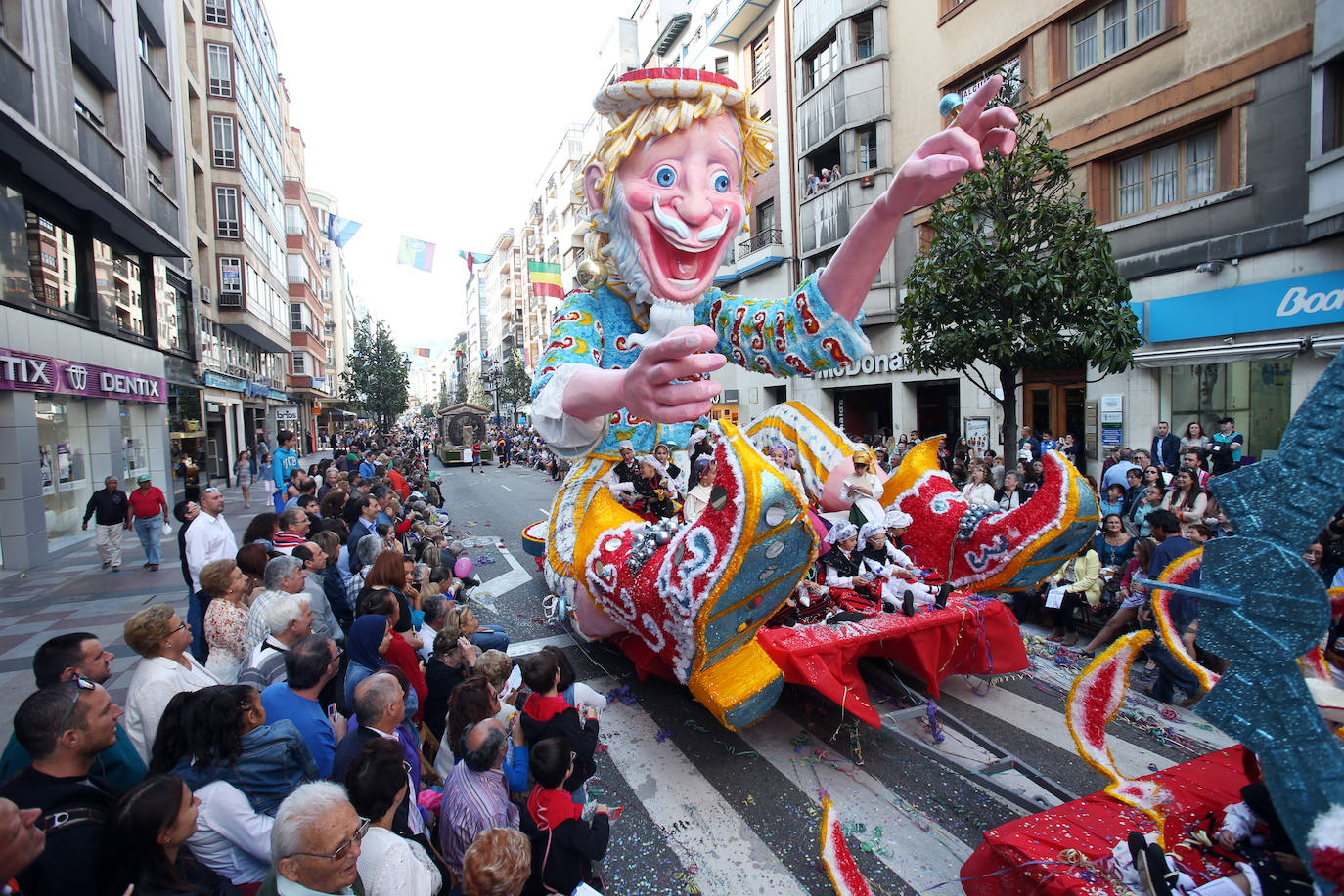 El 19 de septiembre en Oviedo es una fecha señalada en el alma de San Mateo. Este año, por la Covid, no se celebrará el Desfile del Día de América en Asturias, del que te presentamos un recorrido visual a lo largo de sus setenta años de historia, que precisamente celebraría en esta edición