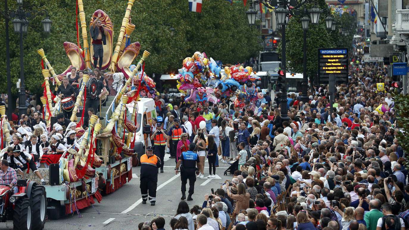 El 19 de septiembre en Oviedo es una fecha señalada en el alma de San Mateo. Este año, por la Covid, no se celebrará el Desfile del Día de América en Asturias, del que te presentamos un recorrido visual a lo largo de sus setenta años de historia, que precisamente celebraría en esta edición