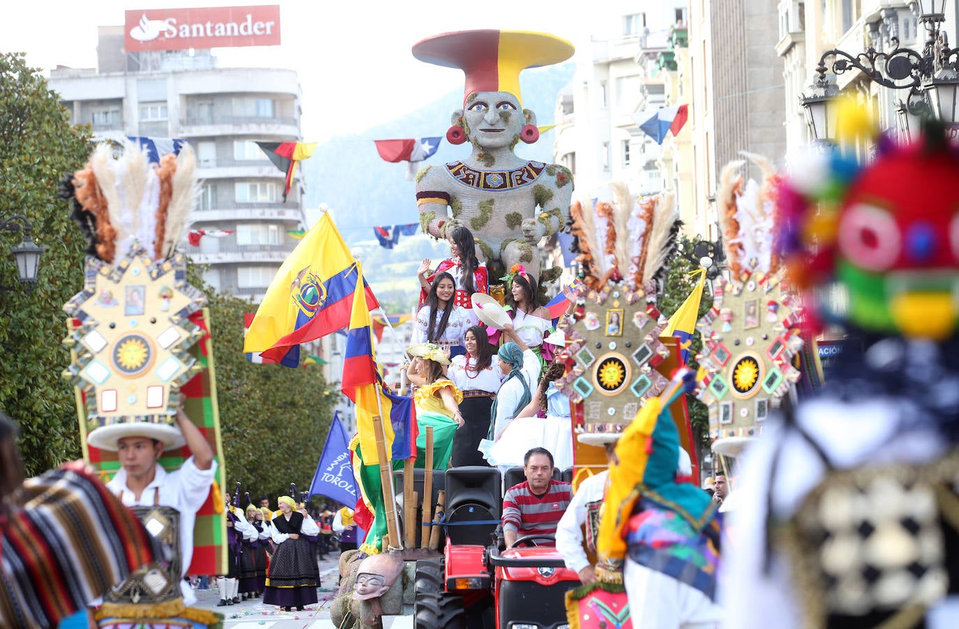 El 19 de septiembre en Oviedo es una fecha señalada en el alma de San Mateo. Este año, por la Covid, no se celebrará el Desfile del Día de América en Asturias, del que te presentamos un recorrido visual a lo largo de sus setenta años de historia, que precisamente celebraría en esta edición