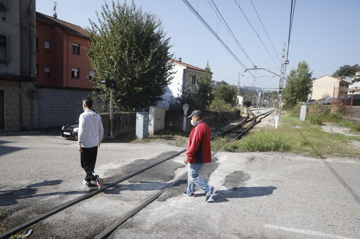 El paso a nivel de El Entrego, por el que se accede a una de las zonas escolares de la localidad. 
