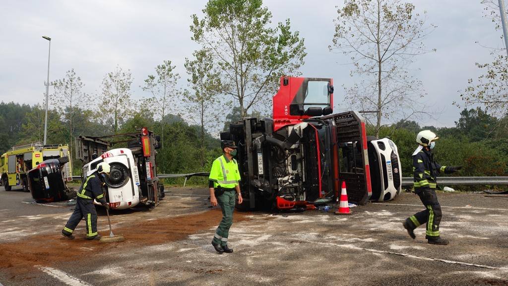 Los coches que transportaban, así como el propio camión, quedaron sobre la vía, ocupando ambos carriles.