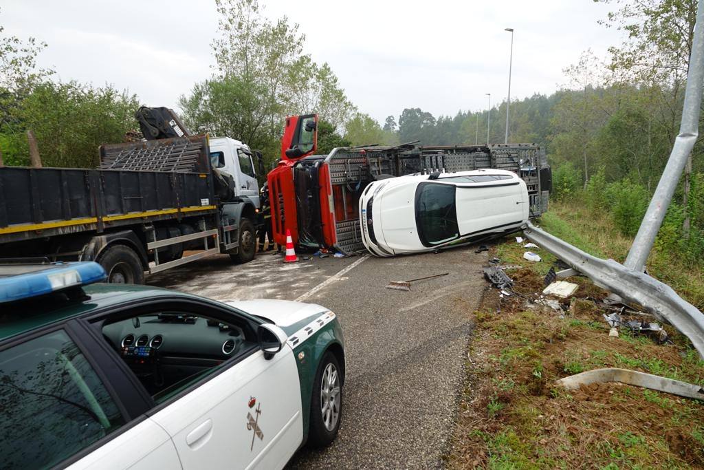 Los coches que transportaban, así como el propio camión, quedaron sobre la vía, ocupando ambos carriles.
