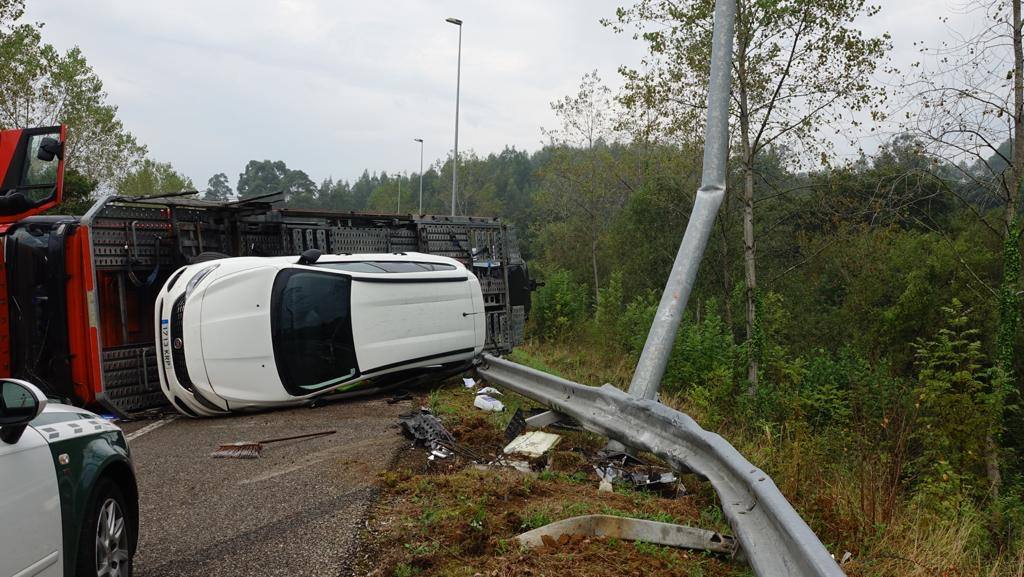 Los coches que transportaban, así como el propio camión, quedaron sobre la vía, ocupando ambos carriles.