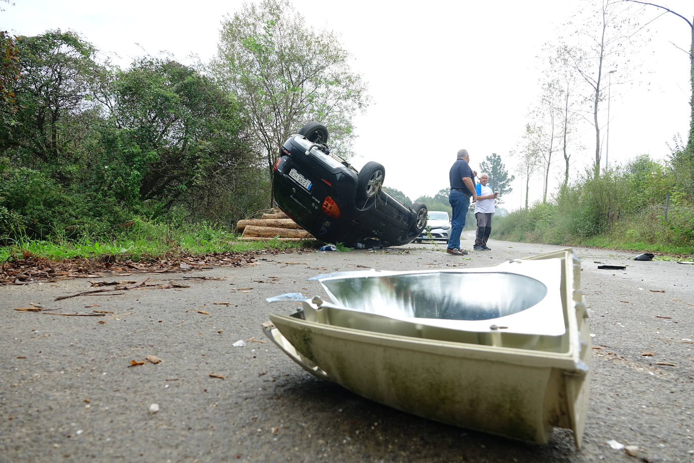 Los coches que transportaban, así como el propio camión, quedaron sobre la vía, ocupando ambos carriles.