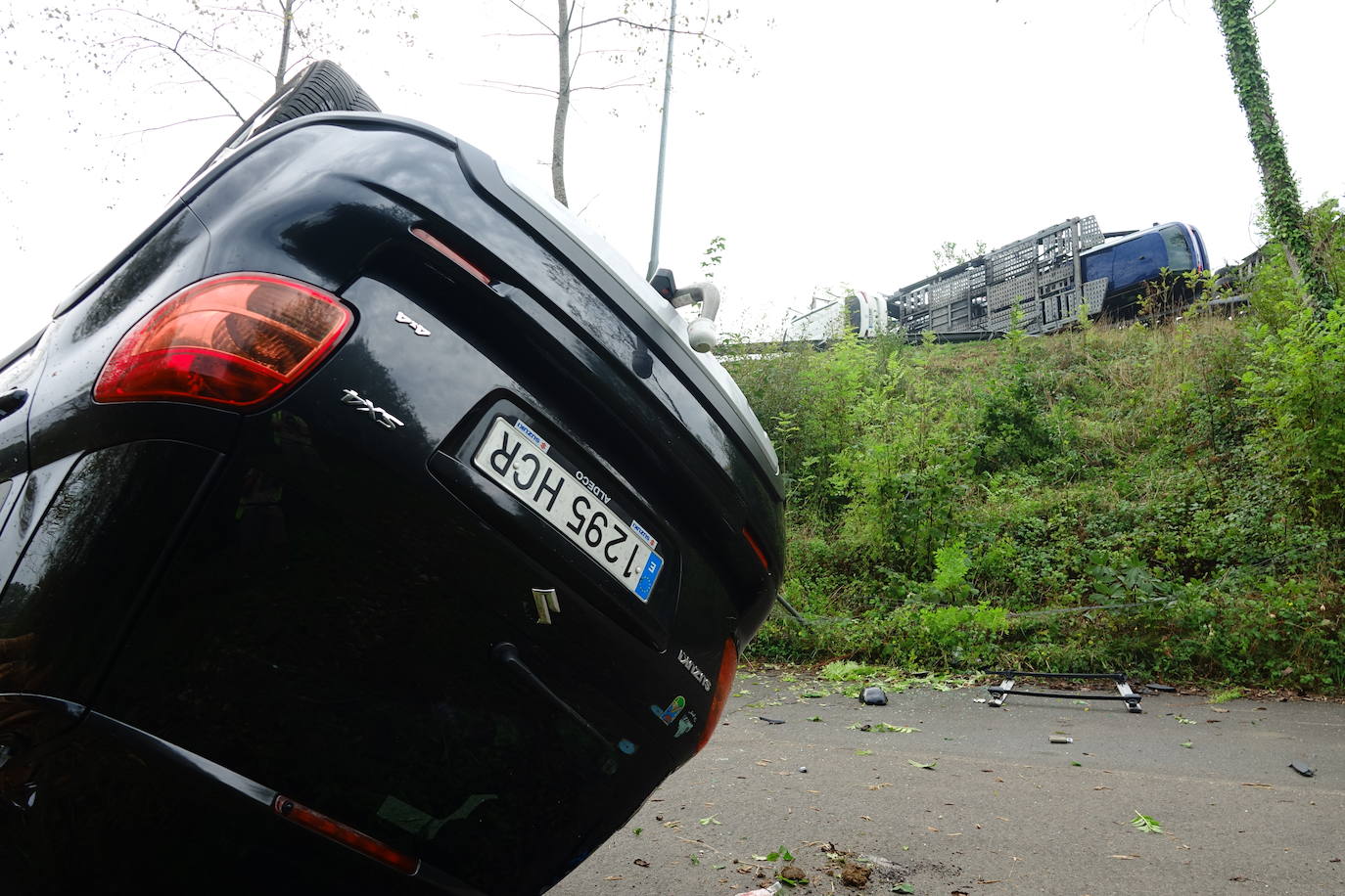 Los coches que transportaban, así como el propio camión, quedaron sobre la vía, ocupando ambos carriles.