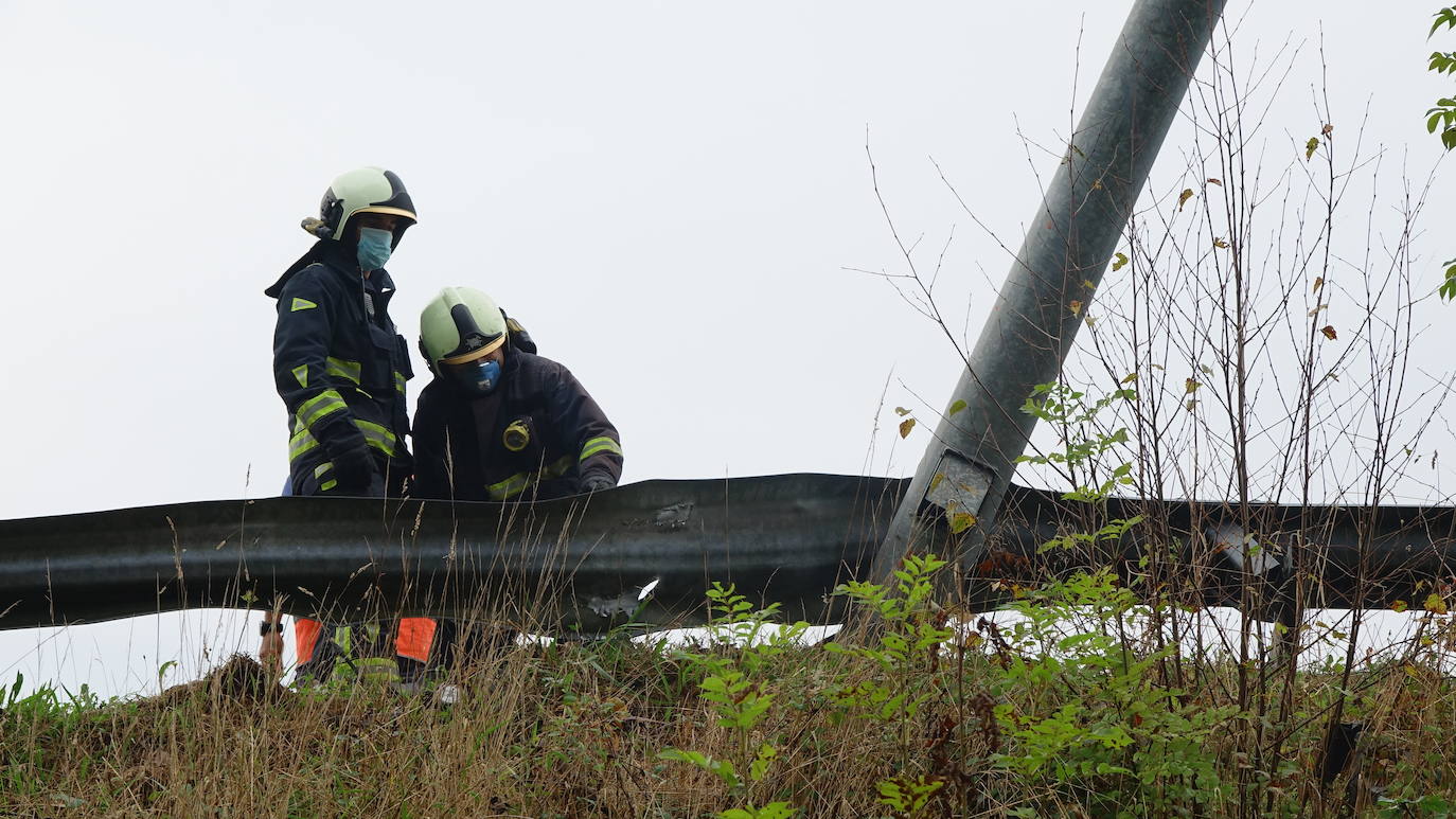 Los coches que transportaban, así como el propio camión, quedaron sobre la vía, ocupando ambos carriles.