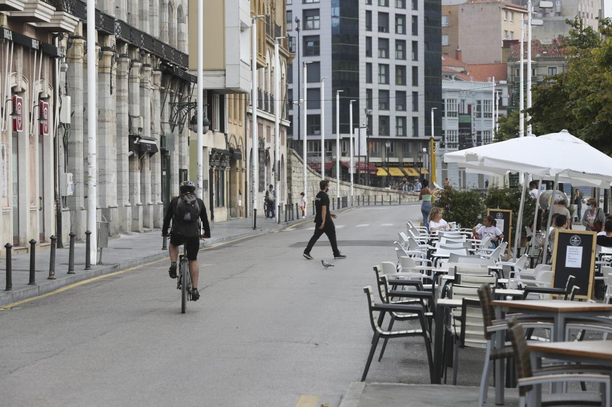 Un ciclista circula por Claudio Alvargonzález, cerrada desde junio al tráfico motorizado y llena de terrazas de hostelería. 